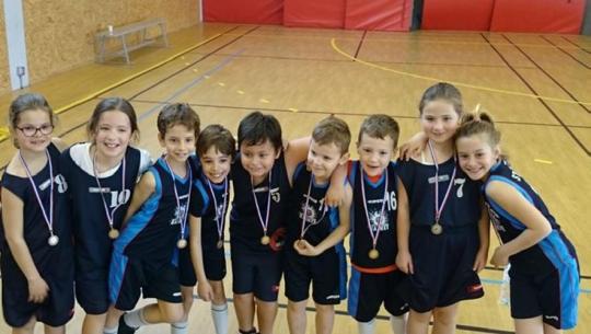 Les mini-poussins du SLO Basket tout sourire